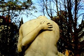 sculpture of hugging people in a park in dusseldorf