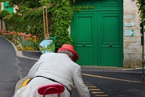 street artist in a red hat