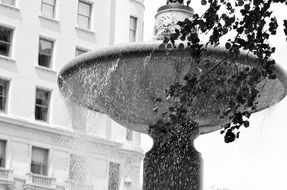 fountain in the city square in new york