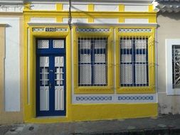 house with a yellow facade in brazil