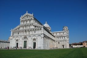 leaning tower behind the building in pisa