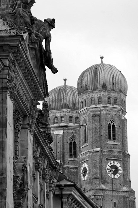 monochrome picture of Munich church steeples