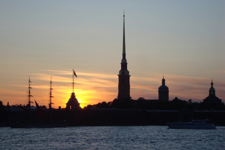silhouettes of St. Petersburg architecture in the evening