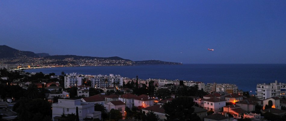 night panorama of the gulf in nice