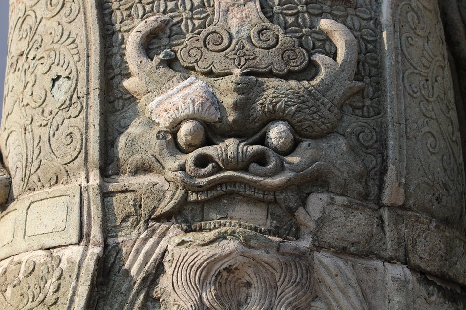dragon statue on the wall