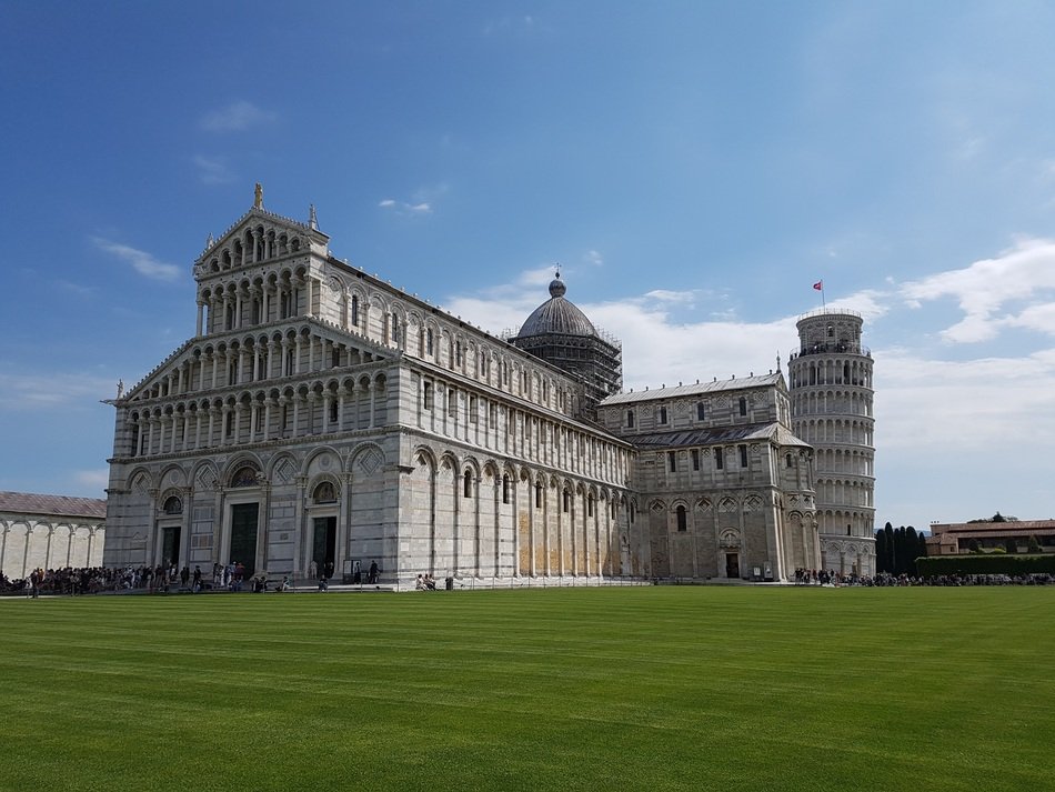 tower of pisa behind the building