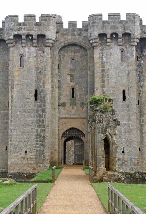 trail to british castle entrance