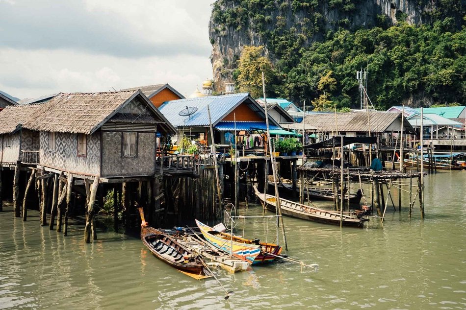 houses on the water in thailand