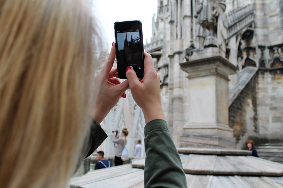 photographing the Milan Cathedral on the phone