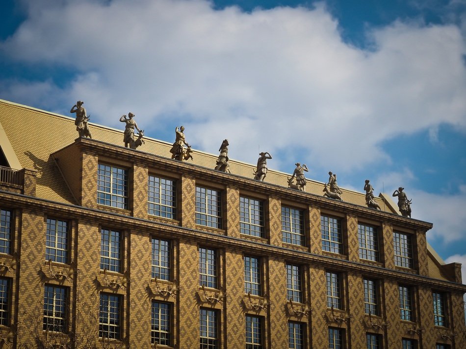 stone figures on the roof in Düsseldorf
