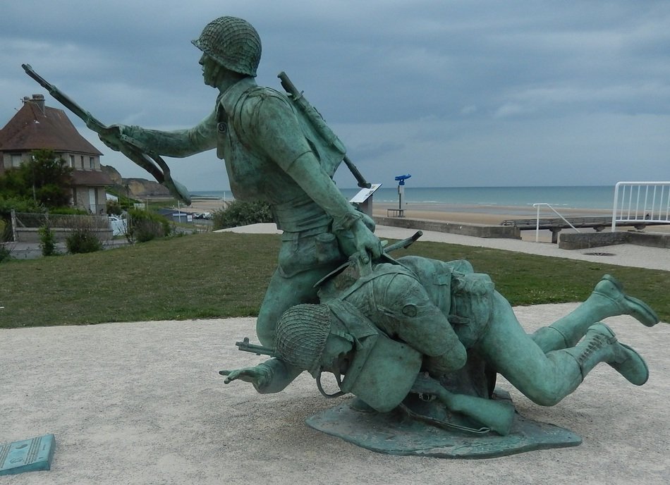 bronze statue of soldiers on the beach