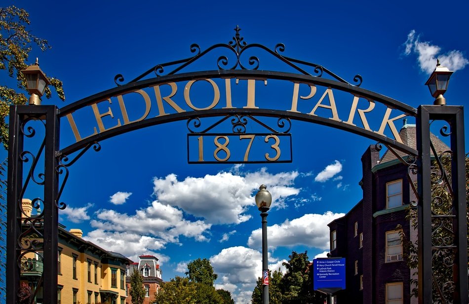 signboard with the name of the park in washington