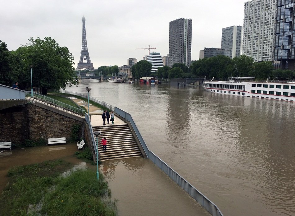 panorama of the flood in paris