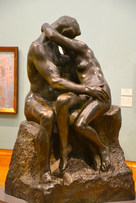 kiss as a motive for a bronze statue