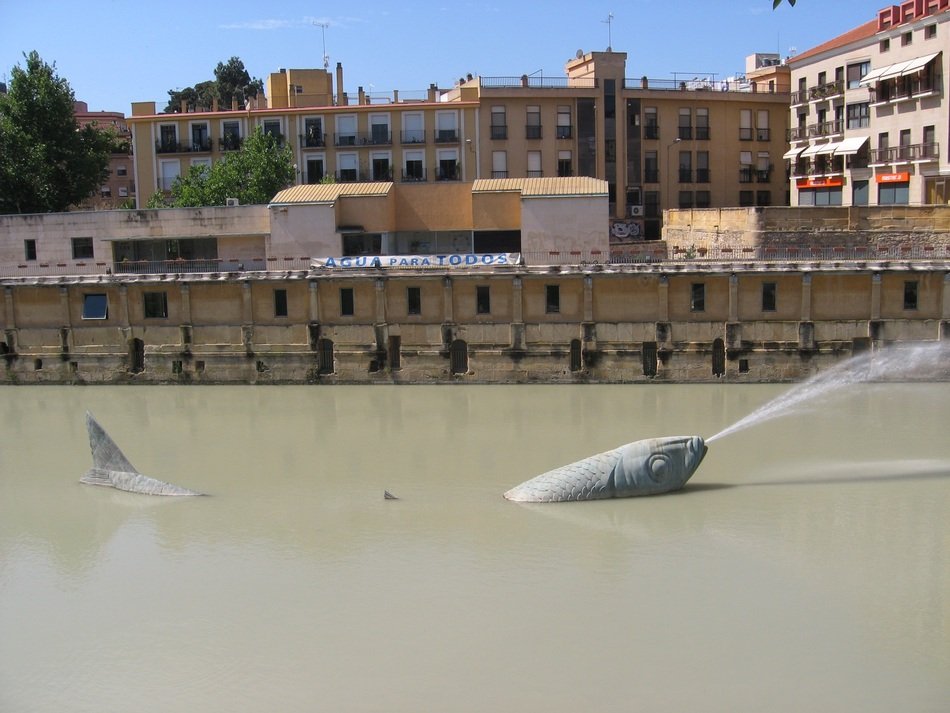 monument to the big sardine in the river