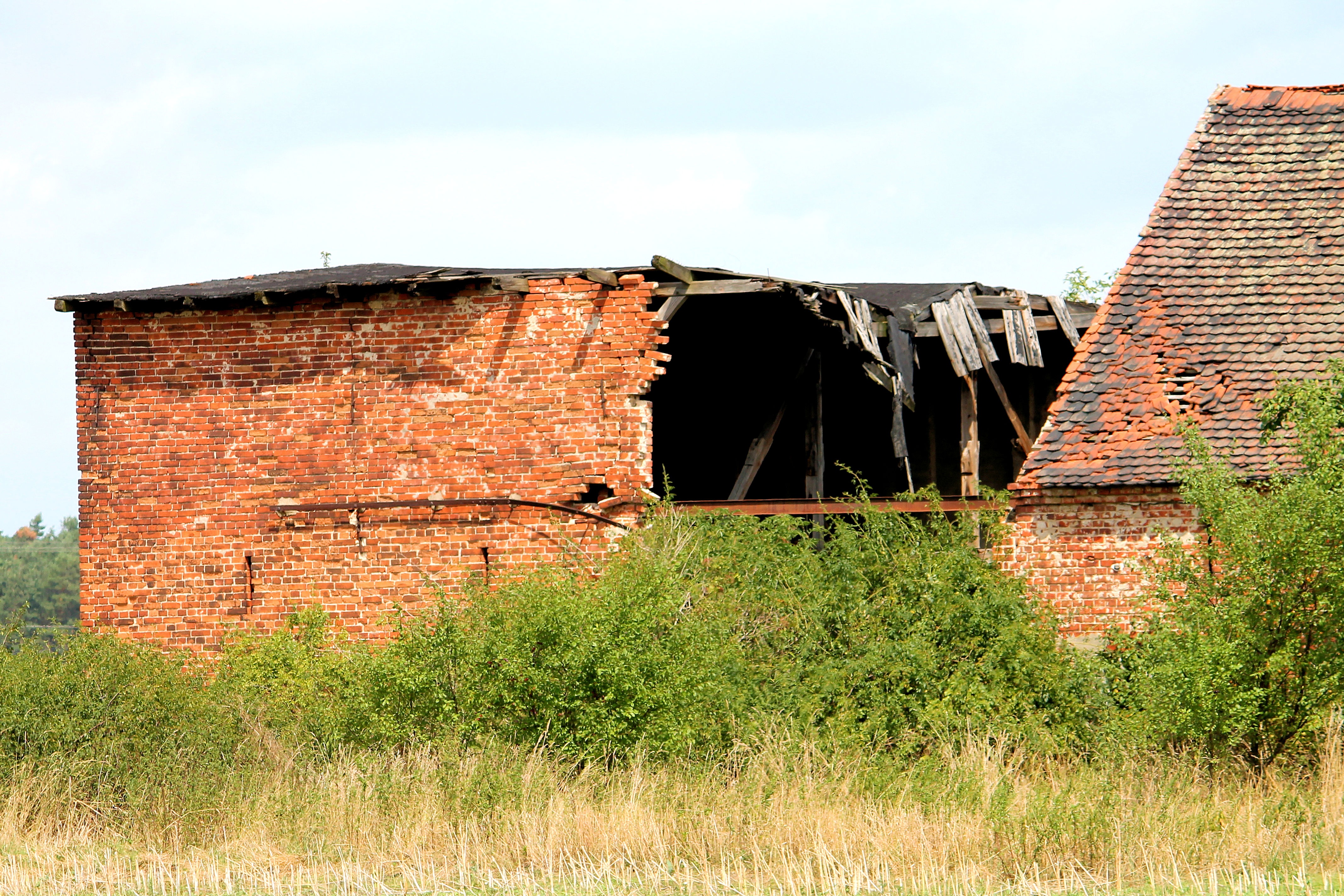 Заброшенные кирпичные дома в деревне