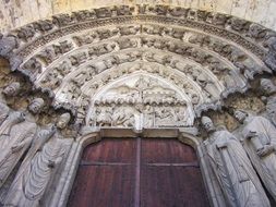 entrance to the chartres cathedral