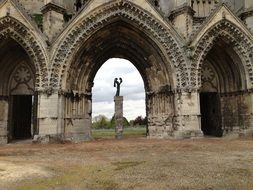 arches in gothic french architecture