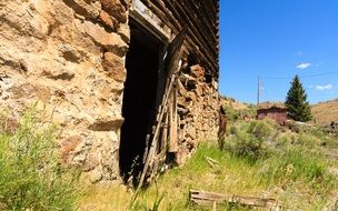 ruined hut in usa