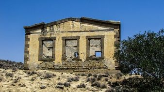 ruined house in Ayios Sozomenos
