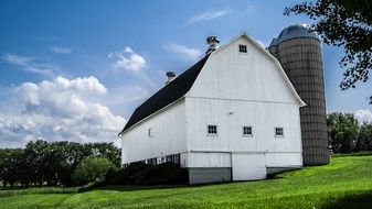 barn building in the countryside