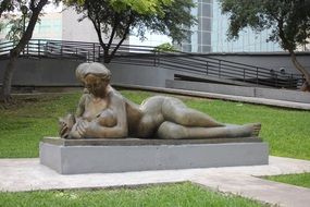 sculpture mother and child