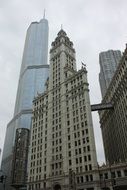 tall city buildings in chicago