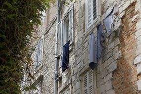 Laundry on the facade of the house