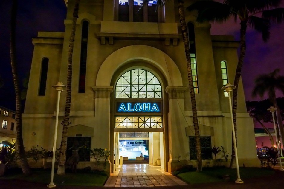 entrance to aloha tower in honolulu