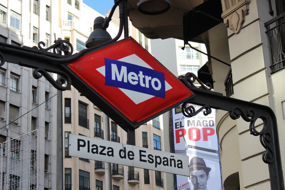 Metro Madrid sign