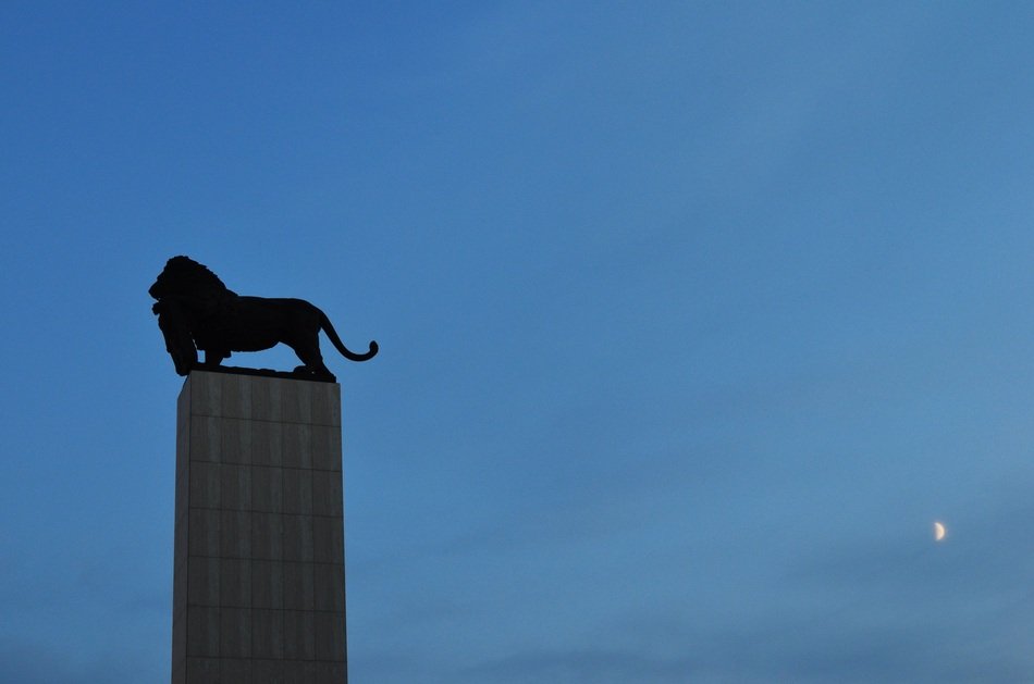 Lion statue is on a tower top