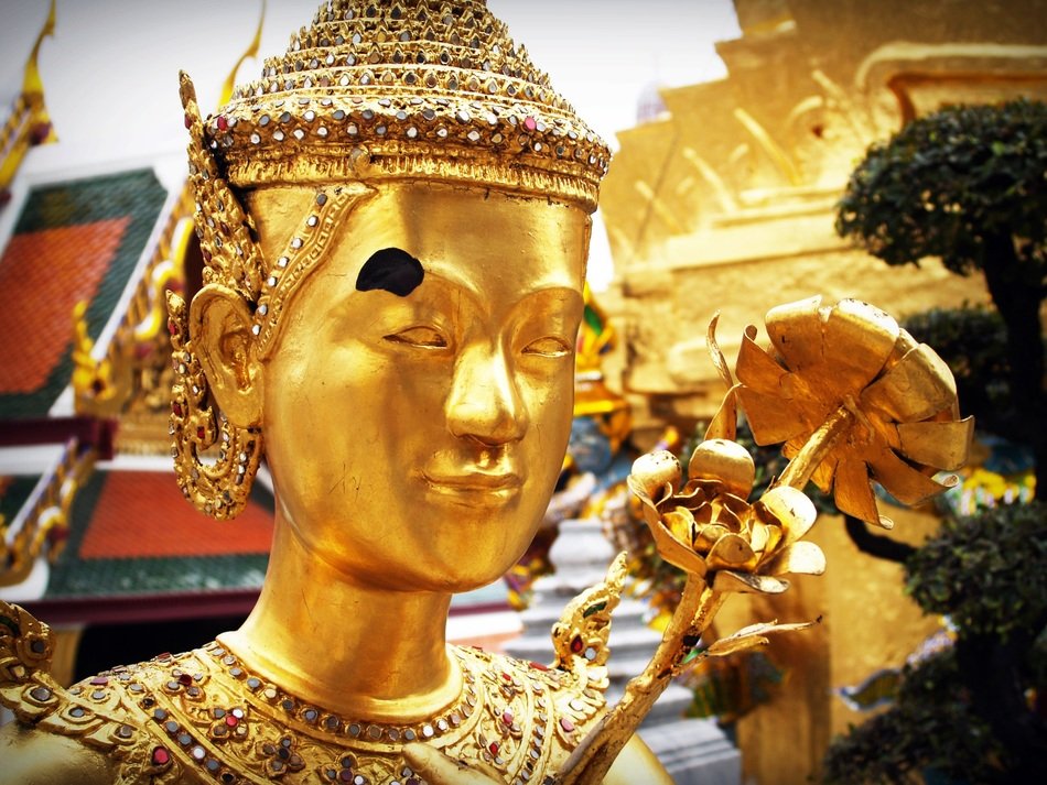 golden sculpture in bangkok