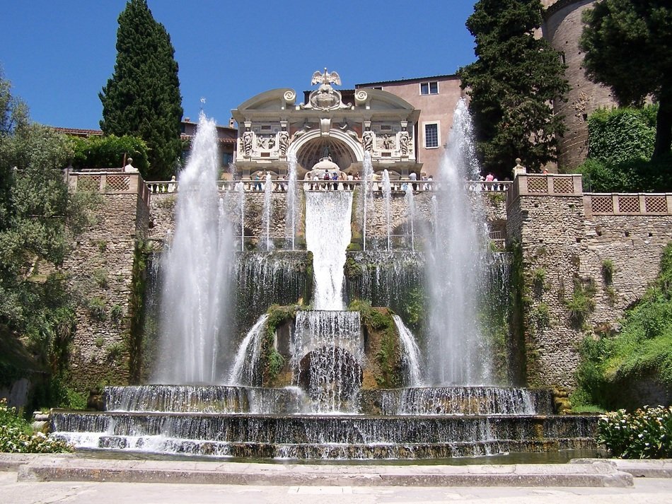 fountain in front of villa d'este in italy