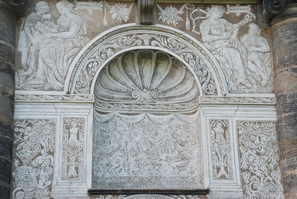 arch with a rezbeleniyu on the wall in the Czech Republic
