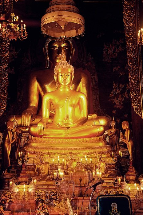 statue in Wat Niwet temple