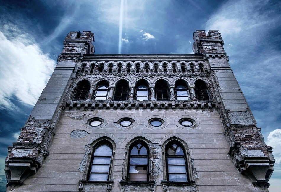 strikingly beautiful Castle