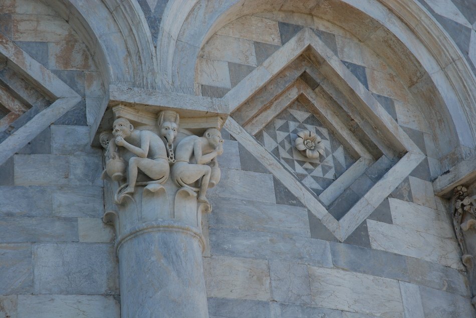 column with sculptures on the building