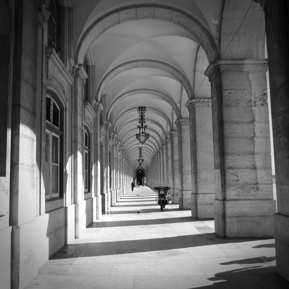 Black and white Picture of the building in Lisbon