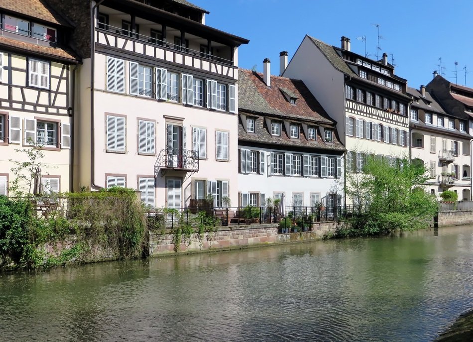 river along houses in strasbourg