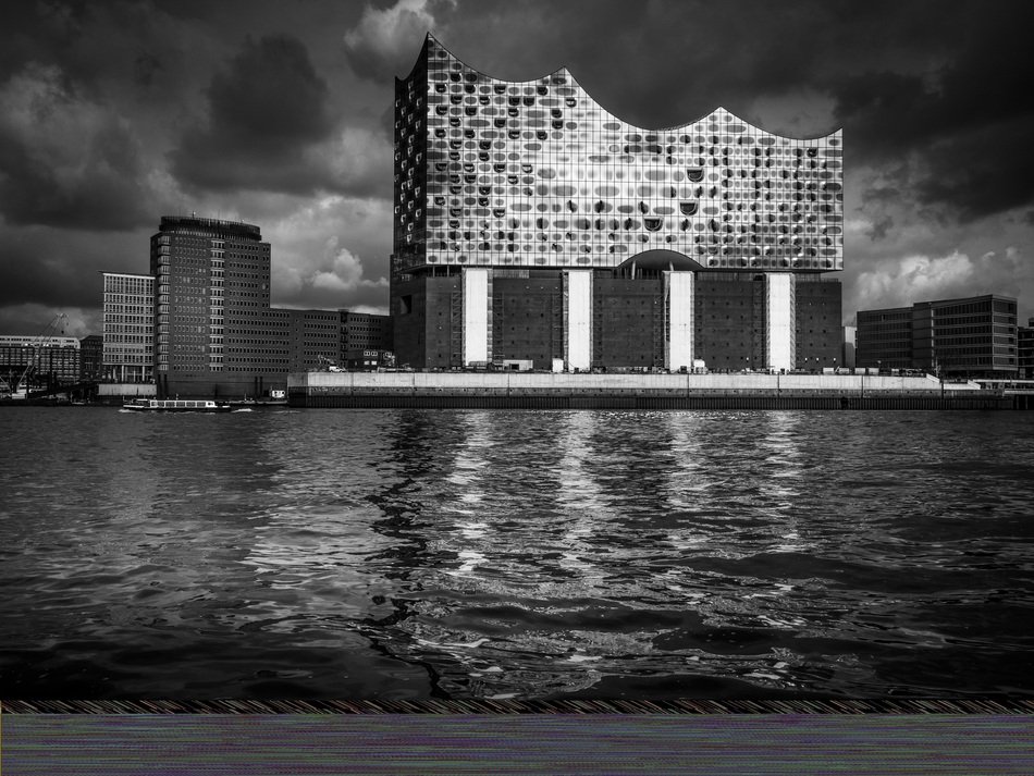 Hamburg opera black and white