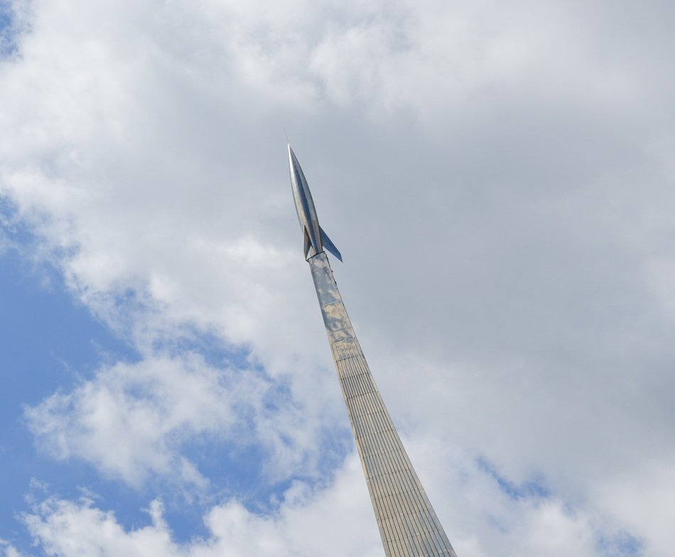 Monument to the rocket in the star alley