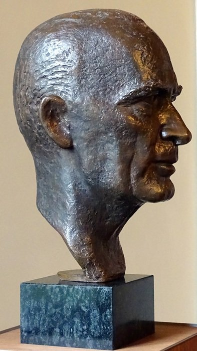 german sculptures in profile