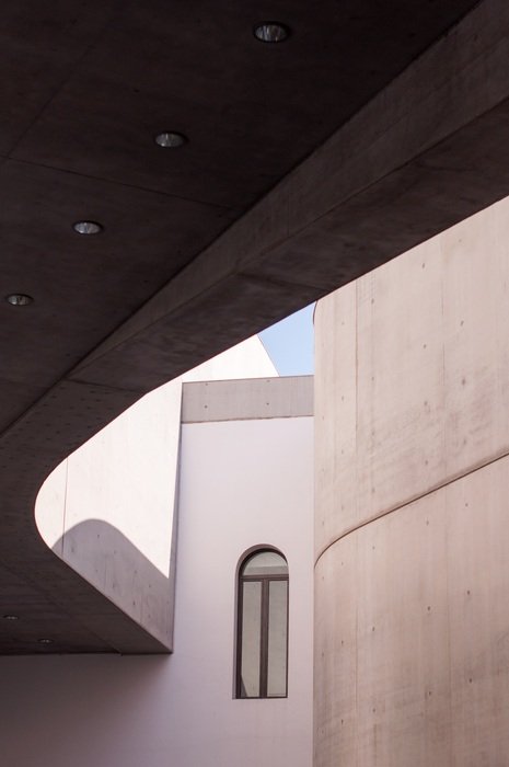 contrasts in modern architecture