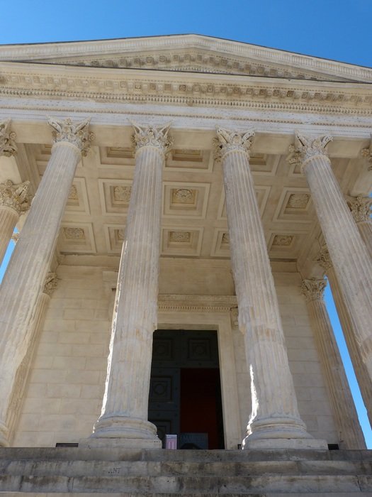 pillars of maison Carr&eacute;e in N&icirc;mes