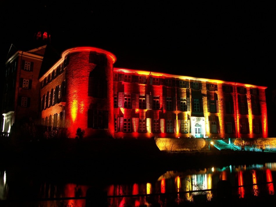 night photo of Eutiner Schloss