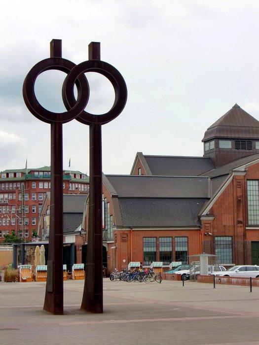 sculpture on the background of the Deichtorhallen Gallery in Hamburg