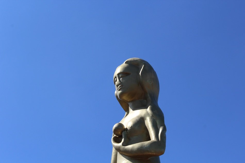 Eva Gold statue