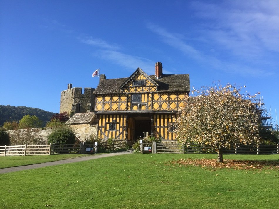 photo of a medieval manor house in England