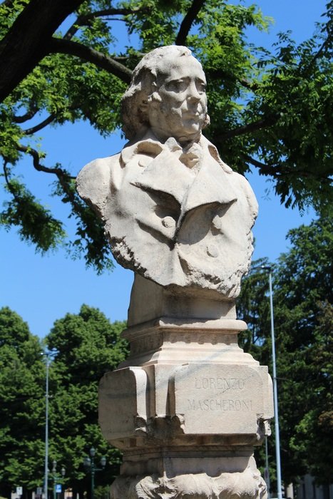 stone bust of lorenzo masks monument