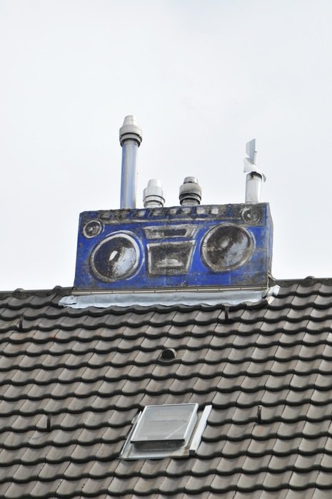 street art on the roof of a house in dÃ¼sseldorf